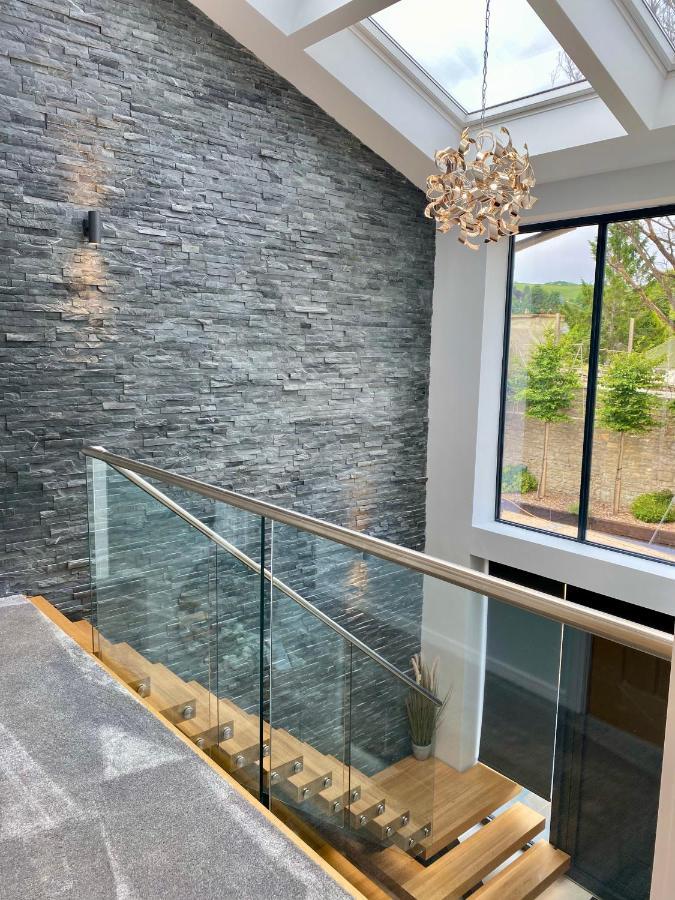 באת' Stunning Modern Home Set In Beautiful Grounds. מראה חיצוני תמונה