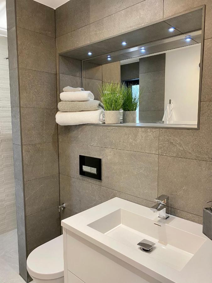 באת' Stunning Modern Home Set In Beautiful Grounds. מראה חיצוני תמונה