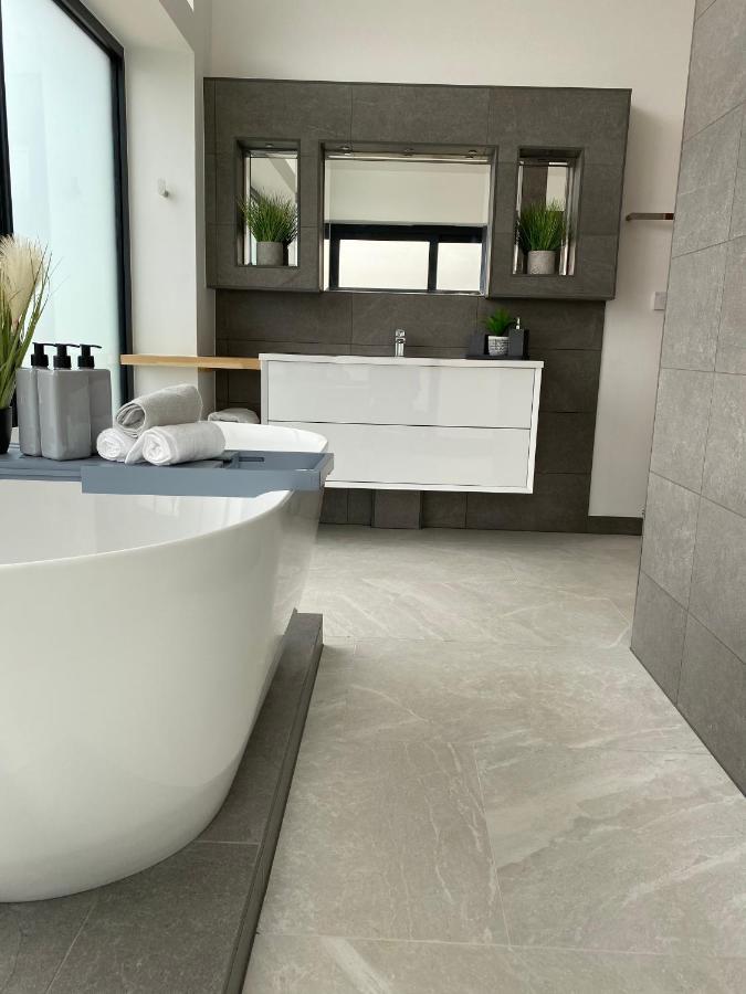 באת' Stunning Modern Home Set In Beautiful Grounds. מראה חיצוני תמונה