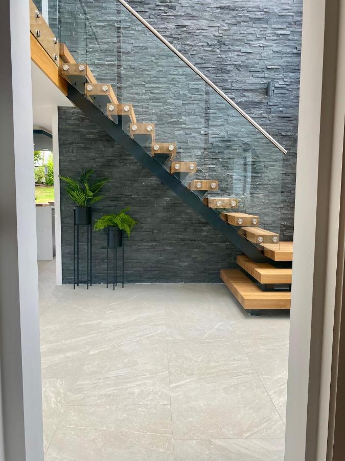 באת' Stunning Modern Home Set In Beautiful Grounds. מראה חיצוני תמונה
