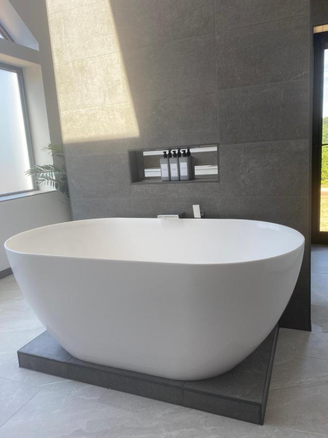 באת' Stunning Modern Home Set In Beautiful Grounds. מראה חיצוני תמונה
