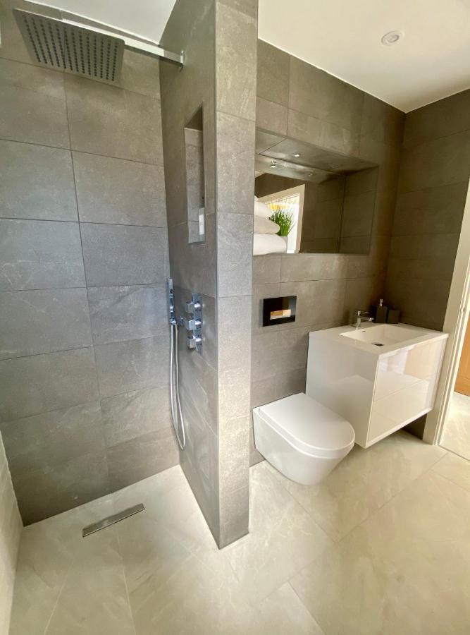 באת' Stunning Modern Home Set In Beautiful Grounds. מראה חיצוני תמונה