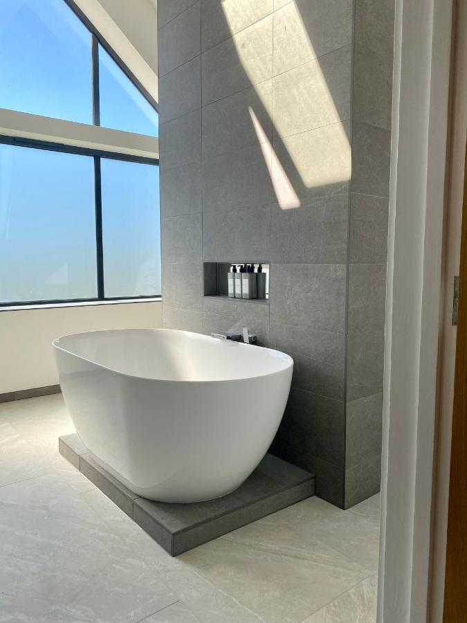 באת' Stunning Modern Home Set In Beautiful Grounds. מראה חיצוני תמונה