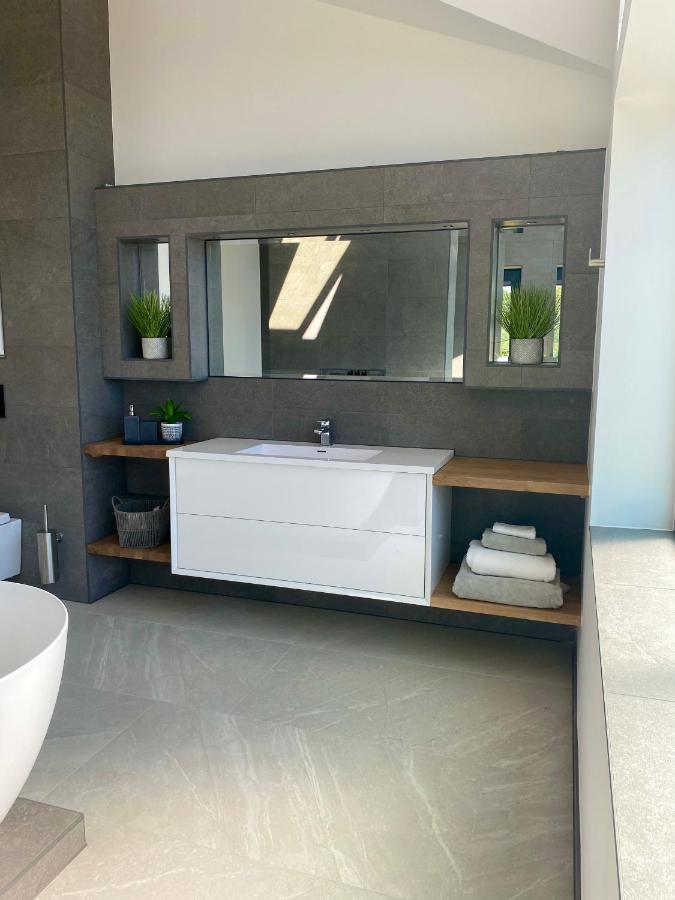 באת' Stunning Modern Home Set In Beautiful Grounds. מראה חיצוני תמונה