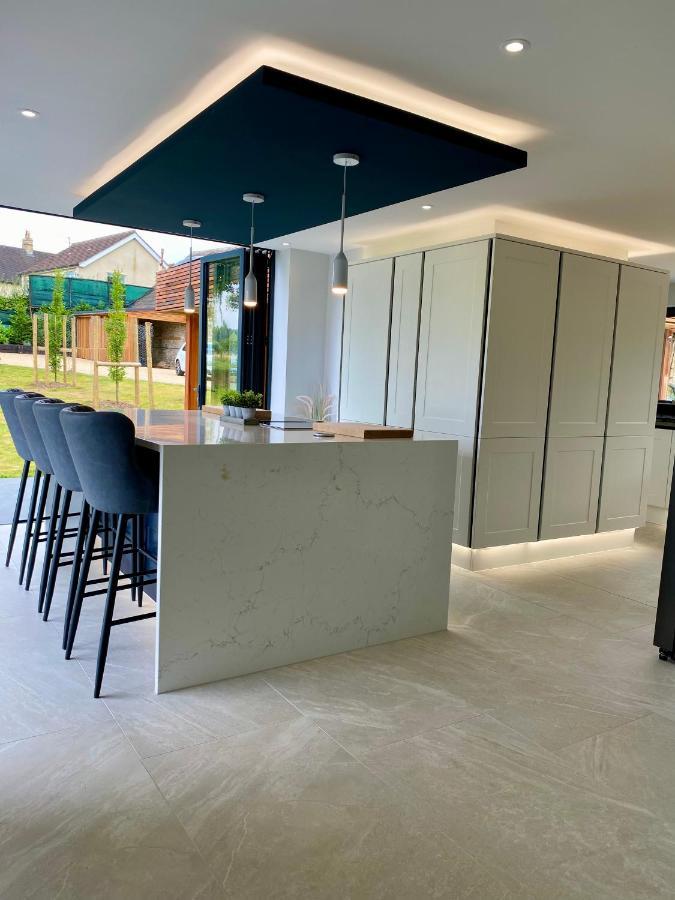 באת' Stunning Modern Home Set In Beautiful Grounds. מראה חיצוני תמונה