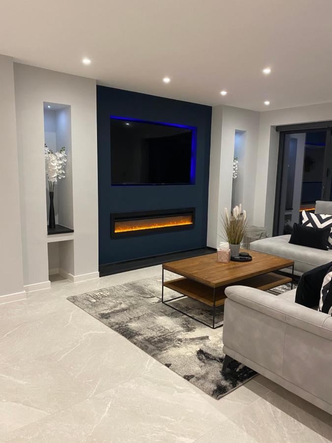 באת' Stunning Modern Home Set In Beautiful Grounds. מראה חיצוני תמונה