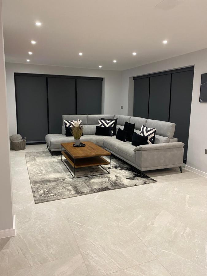 באת' Stunning Modern Home Set In Beautiful Grounds. מראה חיצוני תמונה