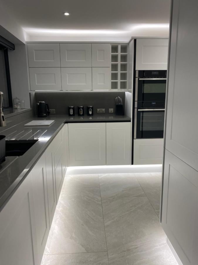 באת' Stunning Modern Home Set In Beautiful Grounds. מראה חיצוני תמונה