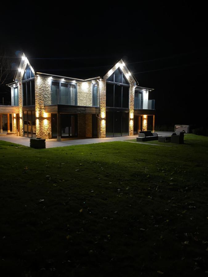 באת' Stunning Modern Home Set In Beautiful Grounds. מראה חיצוני תמונה