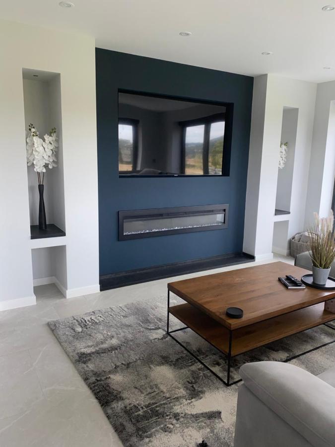 באת' Stunning Modern Home Set In Beautiful Grounds. מראה חיצוני תמונה