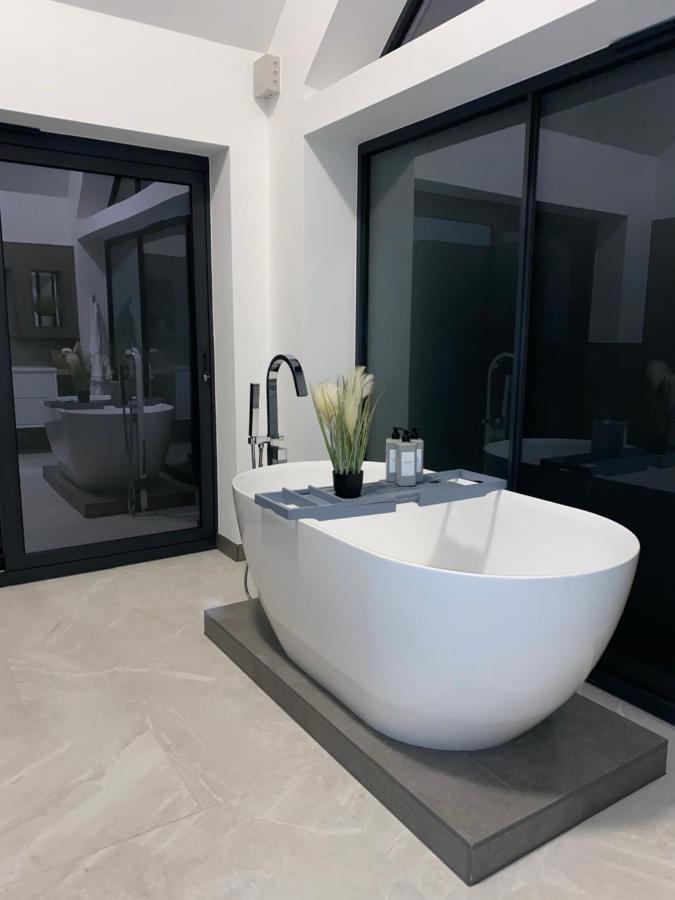 באת' Stunning Modern Home Set In Beautiful Grounds. מראה חיצוני תמונה