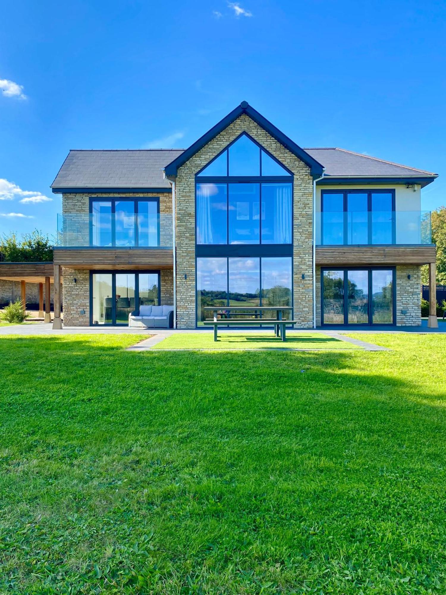 באת' Stunning Modern Home Set In Beautiful Grounds. מראה חיצוני תמונה
